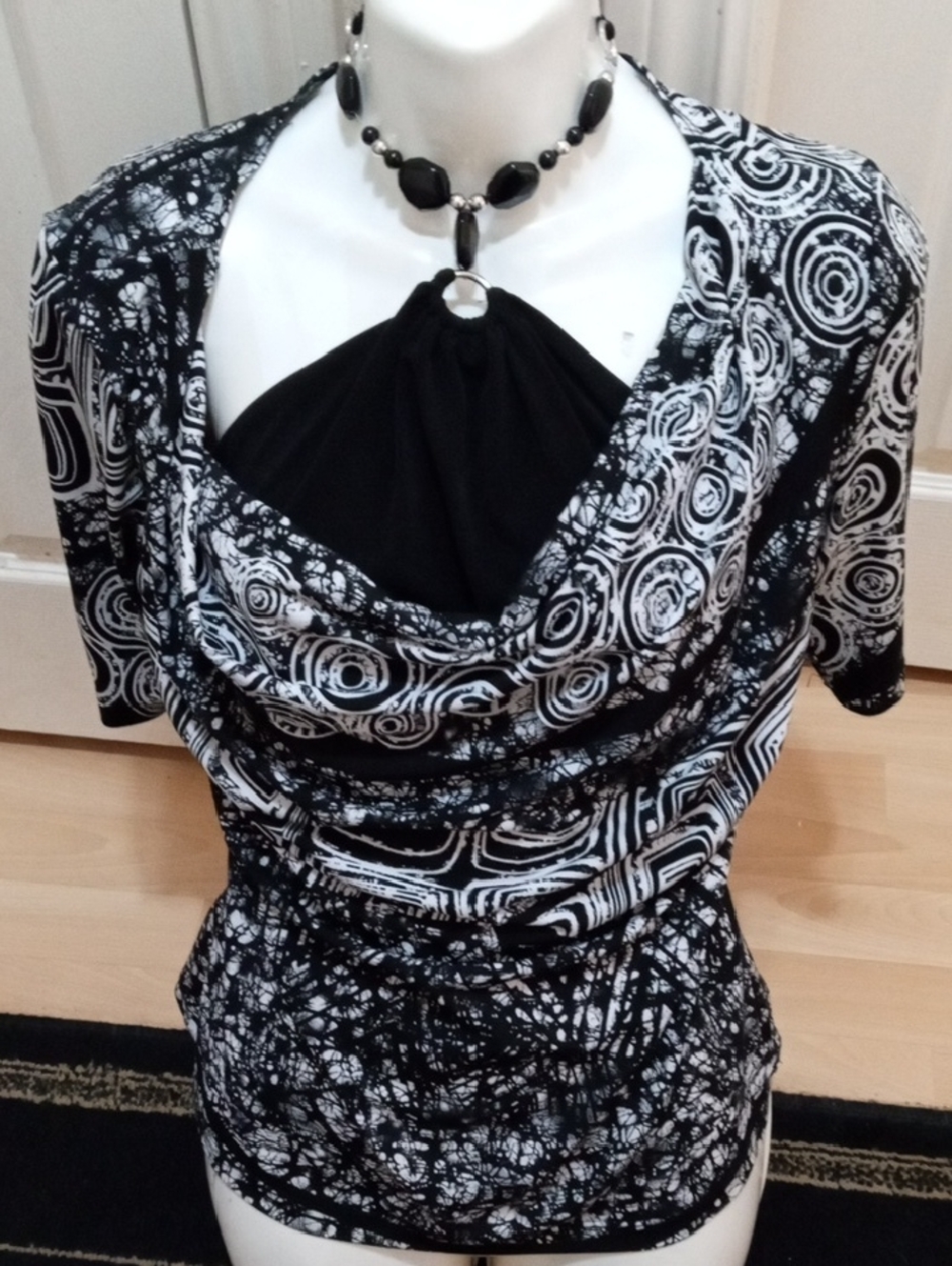 💲1⃣▶▶>>>Black & White Printed Draped Neck Top